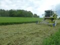 Landwirtschaftliche Maschine bei der Ernte in Luzernefeld