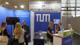 Der Stand der Technischen Universität München TUM auf der EuroTier 2024 mit Personal und Besuchern