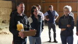 Das Dankeschön-Geschenk für Gastgeber Gerhard Bauer überreichte Dr. Isabella Lorenzini.