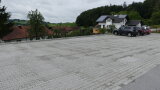 Der frisch gepflasterte neue Parkplatz.