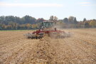 Landwirtschaftliche Maschine bei der Arbeit auf dem Feld