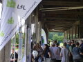 Besuchermassen am Tag der offenen Tür im Milchviehstall.