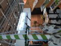 Der Stand der LfL auf der EuroTier 2024 mit Infomaterial und Maibaum mit offenen Stellen