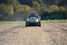 Landwirtschaftliche Maschine bei der Arbeit auf dem Feld