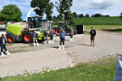 Teilnehmende vor landwirtschaftlichem Gerät