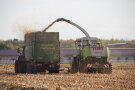 2 landwirtschaftliche Maschinen auf dem Feld