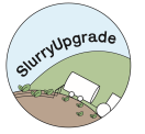 Logo: Stilisierter Traktor bei der Gülleausbringung auf Acker- und Grünland mit Schriftzug SlurryUpgrade.