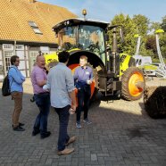 Mehrere LfL-Wissenschaftler stehen neben einem Traktor.