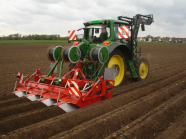 Verlegung von Mehrwegschläuchen auf den Dammkronen mit einem Traktor