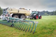 Ein landwirtschaftliches Fahrzeug fährt auf einem Feld. 