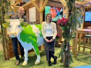 Der LfL-Stand in der Bayernhalle mit Stefan Thurner und Maria Schneider.