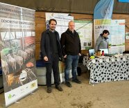 Dr. Jernej Poteko und Stefan Beckmann vor dem Messe-Stand.