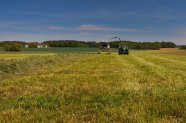 Ein Feldhäcksler häckselt Grassilage