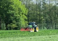 Traktor bei der Grünlandbearbeitung