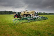 Ausbringung von Wirtschaftsdünger mit Schleppschlauch auf Grünland