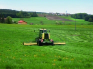 Mähdrescher auf einer Wiese