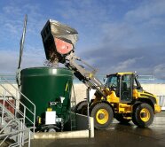 Zerkleinerte Rüben werden in die Biogasanlage eingebracht