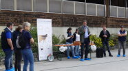Dr. Stefan Neser spricht vor Besuchern.