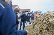 Landwirt Christian Auer zeigt seinen Besuchern die Qualität seiner Silage