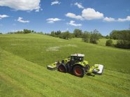 landwirtschaftliches Fahrzeug mäht