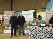 Dr. Jernej Poteko und Stefan Beckmann vor dem Messe-Stand.