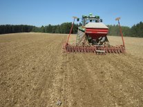 Landmaschine auf einem Feld bei der Rapssaat im CTF Verfahren