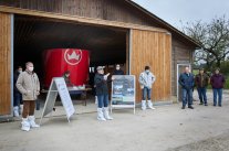 Ein Ansammlung Menschen hört Projektsprecher Dr. Bernhard Haidn bei seiner Begrüßung zu