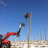 Landwirtschaftliche Maschine im winterlichen Hopfenfeld