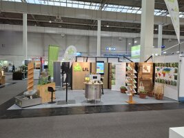 Messestand der LfL auf der Agritechnica 2025 kurz vor der Eröffnung