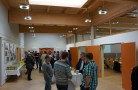 Besucher der Tagung im Foyer beim Kaffetrinken