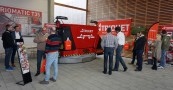 Eine Gruppe von Leuten unterhält sich vor einem Ausstellungsstand