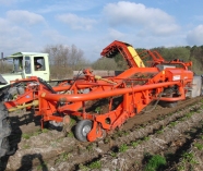 landwirtschaftliches Fahrzeug auf dem Feld