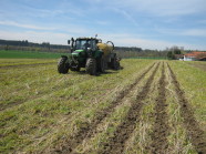 Schlepper bei der Gülleausbringung im Strip Till Verfahren