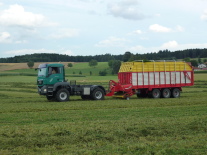 Ladewagen bei der Ernte