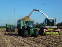 Landmaschinen bei der Ernte.