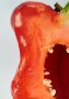 Aufgeschnittene rote Paprika mit weiß-schwammigem Fruchtfleisch.