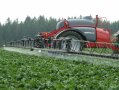 Traktor beim Spritzen auf dem Feld