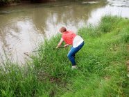 Frau steht an einem Ufer