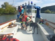 Zwei LfL-Kollegen mit Diensthund auf dem Feuerwehrboot