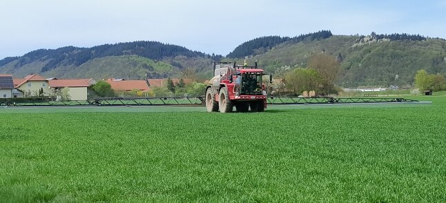 Selbstfahrende PS-Spritze mit großer Arbeitsbreite behandelt ein Getreidefeld