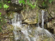 Wasser rinnt einen kleinen Wasserfall hinunter