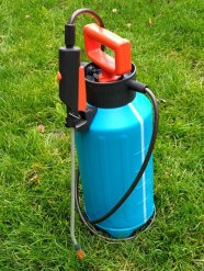 Pump-Drucksprüher mit Einzeldüse zur chemischen Einzelpflanzenbehandlung im Grünland.