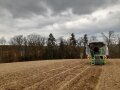 Landwirtschaftliche Maschine bei der Feldarbeit