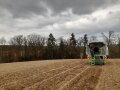 Sägerät fährt auf dem Feld
