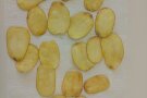 Ausfrittierte verschiedenfarbige Kartoffelchips 
