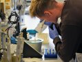 Schüler im Labor mit verschiedenen Laborgegenständen 