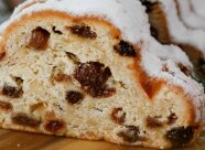 geschnittene Butterstollenscheiben mit Rosinen und Puderzucker bestäubt