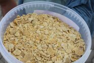 Plastikschüssel mit hellgelbem Sojakuchen