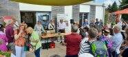 Bierverkostungsrunde mit der Vize-Hopfenkönigin und Besuchern auf Landesgartenschau.