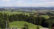 Blick vom Auerberg über die Landschaft mit Wiesen und Seen